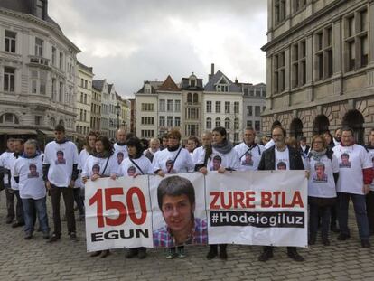 Los padres, familiares y amigos del joven vasco Hodei Egiluz, desaparecido hace 150 días en Amberes, durante una concentración.