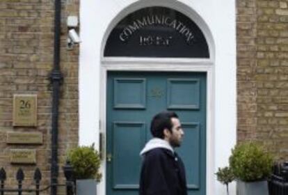 Un hombre pasa por la puerta de la sede de Spamhaus Project en Londres