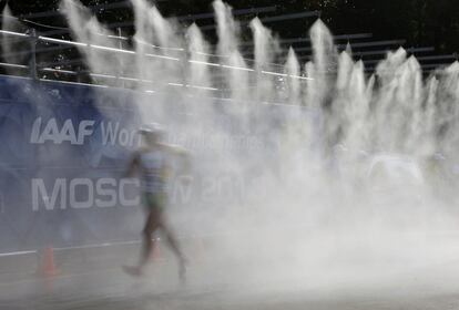 Una atleta atraviesa los vaporizadores de agua durante la final de 20 km marcha en Moscú.