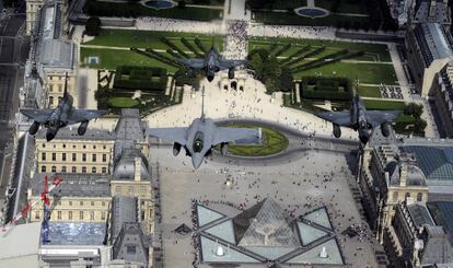 Un caza Rafale, flanqueado por tres Mirage 2000-N, sobrevuelan el Museo del Louvre durante el desfile del 14 de julio.