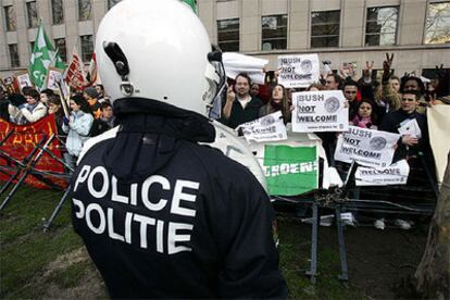 La policía belga vigila la primera protesta celebrada hoy en Bruselas contra la visita de Bush.