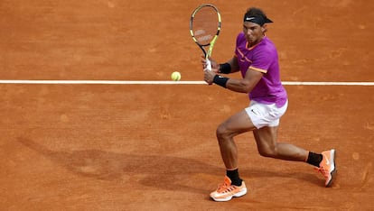 Nadal, durante el partido ante Edmund en Montecarlo.