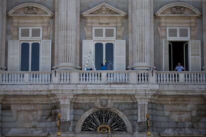 Últimos retoques en el balcón del Palacio Real desde donde Felipe VI saludará a los ciudadanos tras su proclamación como nuevo rey.