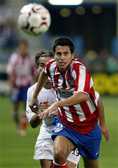 Jorge, el autor del único gol del partido, intenta alcanzar el balón perseguido por un rival.