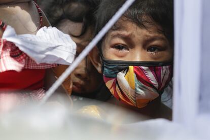 Una niña llora durante el funeral de una mujer que fue asesinada por la policía, en Novaliches, Filipinas.