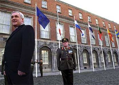 Ahern, tras la izada de bandera de la UE en la sede del Gobierno irlandés.