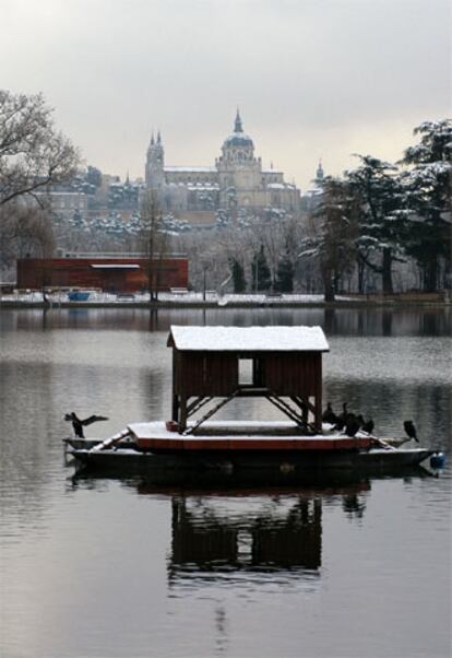 En la imagen, la Casa de Campo y al fondo, la catedral de La Almudena.