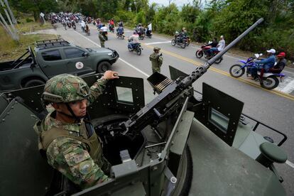 Soldados vigilan una carretera mientras mineros protestan contra el Gobierno de Gustavo Petro en Tarazá, Colombia, el pasado 15 de marzo.