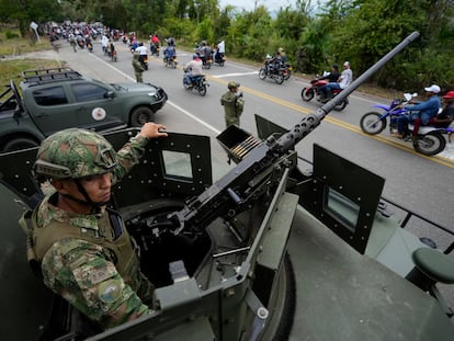 Soldados vigilan una carretera mientras mineros protestan contra el Gobierno de Gustavo Petro en Tarazá, Colombia, el pasado 15 de marzo.