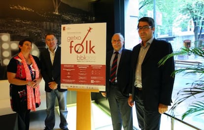 Desde la izquierda, Marta Herrera, directora del festival; el alcalde getxotarra, Imanol Landa; Gorka Martínez, de la Fundación BBK, y Gonzalo Olabarria, director general vizcaíno de cultura, ayer en la presentación de la nueva edición del Getxofolk. 