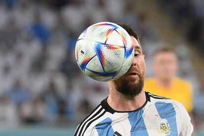 Lionel Messi controla con la frente un balón. 