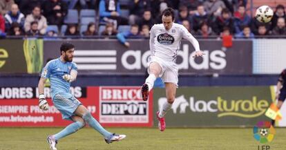 Santamaría, portero de Osasuna, despeja ante David López.