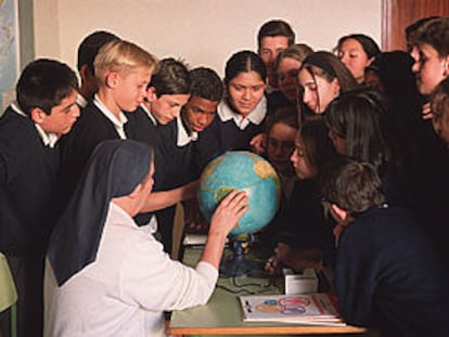 Escolares inmigrantes en el colegio Santa María de Madrid.