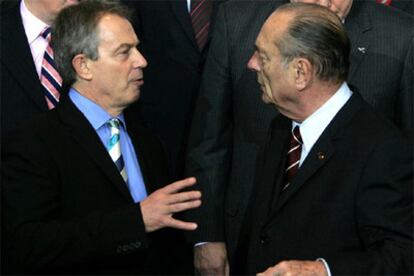 Tony Blair y Jacques Chirac charlan durante la foto de familia del Consejo Europeo de Bruselas.