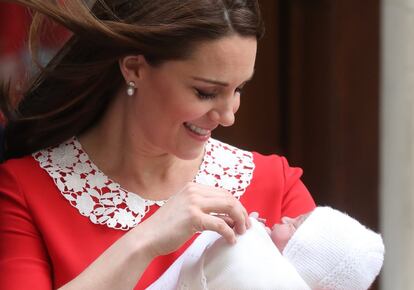 Kate Middleton junto a su tercer hijo, a la salida del hospital en Londres.