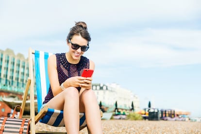 Pese a que muchos 'smartphones' tengan resistencia contra agua, no es recomendable sumergirlos en el mar o la piscina.