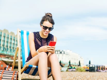 Pese a que muchos 'smartphones' tengan resistencia contra agua, no es recomendable sumergirlos en el mar o la piscina.