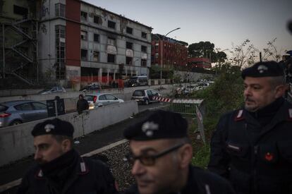 Los carabineros comprueban la fbrica durante el desalojo.