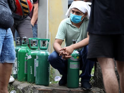 Parentes de pacientes hospitalizados ou recebendo assistência médica em casa, a maioria com Covid-19, fazem fila para comprar oxigênio e encher cilindros em uma empresa privada em Manaus