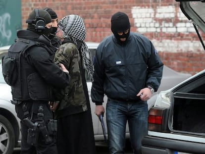 Un detenido en la redada antiterrorista en Roubaix.