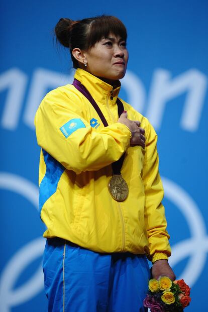 Es una mujer de hierro (oro en halterofilia) pero Maiya Maneza también se emocionó cuando escuchó el himno de su país, Kazajistán, en el podium.