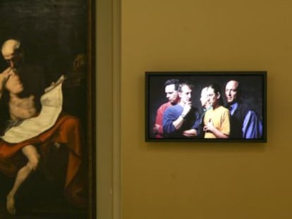 Uno de los v&iacute;deos de Bill Viola junto a un lienzo de Ribera. 