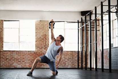 Las <em>kettle bells</em> son las niñas bonitas de los gimnasios en la actualidad. “Por agresivo que pueda parecer, el movimiento es perfecto para tonificar piernas, caderas y glúteos, y para ganar fuerza en el tren superior, desde los deltoides (hombros) a los bíceps y tríceps de los brazos. Aunque no se note, con las pesas rusas se trabajan mucho los abdominales, indispensables para estabilizar el cuerpo mientras movemos el peso desde una posición entre las piernas a la de por encima de la cabeza”. El entrenador recuerda que el principal peligro de esta práctica es que una vez que la pesa está volando, “es fácil dejarse llevar por la inercia. En estos casos el movimiento se frena a lo bruto y en seco, con una activación excéntrica, descontrolada y a toda velocidad que puede acabar en lesión”, matiza Ojeda.