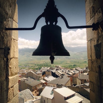 Vista de la silueta de una campana en un pueblo del Pirineo catalán.