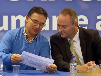 Seraf&iacute;n Castellano y Alberto Fabra, ayer en la sede del PP en Valencia.