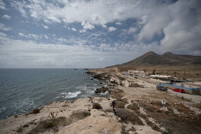 Vista del castillo de san Felipe y del Embarcadero desde la duna fósil de los Escullos.
