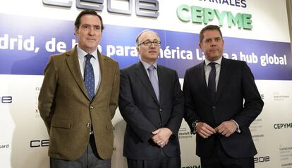 El presidente de Iberia, Luis Gallego, ayer entre los presidentes de CEOE y Cepyme, Antonio Garamendi y Gerardo Cuerva.