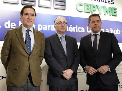 El presidente de Iberia, Luis Gallego, ayer entre los presidentes de CEOE y Cepyme, Antonio Garamendi y Gerardo Cuerva.