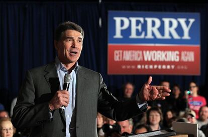 Rick Perry, gobernador de Texas, se dirige al público congregado en Gigglin' Goat, en Boone, Iowa.