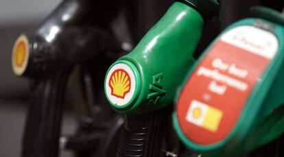 Un surtidor de combustible de una estación de servicio.