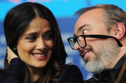 Así de sonrientes estuvieron Salma Hayek y Alex de la Iglesia en la presentación a la prensa de 'La chispa de la vida', que participa en la sección Special Gala