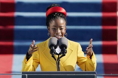 La poeta y activista Amanda Gorman protagonizó uno de los momentos más emotivos de la ceremonia.