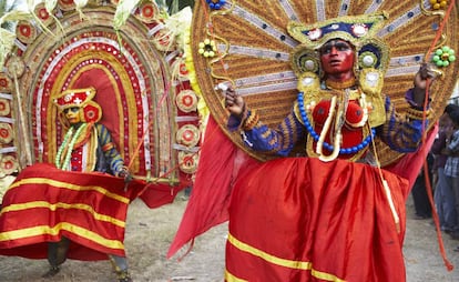 Danzarines theyyam en Varkala, en el estado indio de Kerala.