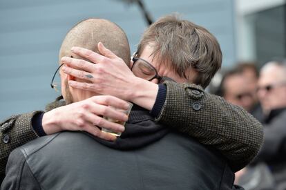 Reinal Luzier, dibujante de 'Charlie Hebdo' durante el funeral de su compañero Stephane Charbonnier, muerto en el atentado contra la sede de la revista en París.