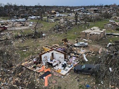 Escombros esparcidos sobre casas dañadas por tornados en Mississippi, en marzo de 2023.