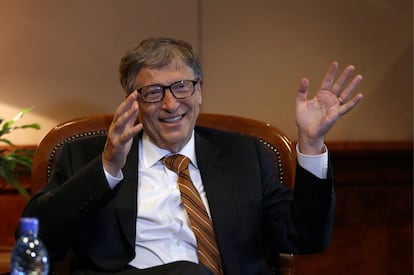 Bill Gates ha dejado claro que no piensa dejar su gran fortuna, valorada en más de 86.000 millones de dólares, a sus hijos. En una entrevista a Holly Willoughby dijo: “Mis hijos han tenido una educación magnifica y también dinero, así que no hay motivos por los que tengan que ser pobres, todos tienen las herramientas para salir adelante. Todos tienen carreras. No les haces ningún favor heredando grandes cantidades de riqueza. Eso los destruye. Mi fortuna está dedicada a ayudar a los más pobres”. Al parecer sus tres hijos están de acuerdo con esta decisión.