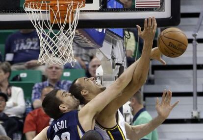 Gasol pugna con Gobert.