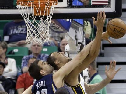 Gasol pugna con Gobert.