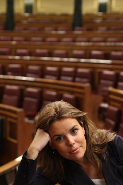 Soraya Sáenz de Santamaría, la entonces portavoz de Grupo Parlamentario del PP durante una entrevista en el Congreso de los Diputados, en 2008.