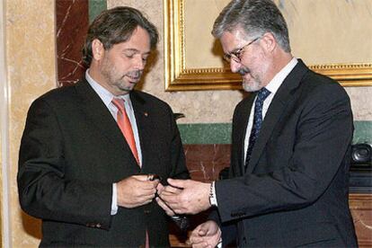 El presidente del Parlamento de Cataluña, Ernest Benach, entrega al del Congreso, Manuel Marín, el proyecto de reforma del Estatuto catalán en soporte informático.