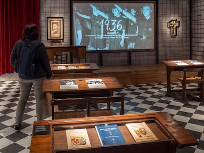 Reproducción de una escuela   de la posguerra en el Born, dentro de la exposición " Por una educación en libertad. Barcelona y la escuela 1908- 1979". Imagen de archivo.