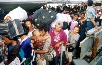 Un grupo de refugiados madureses llega ayer al puerto de Surabaya, tras huir de las matanzas cometidas por la etnia dayak.