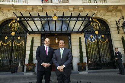 El vicepresidente de Mandarin Oriental, Christopher Mares, y el director general del hotel Ritz de Madrid, Christian Tavelli