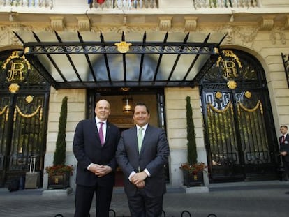 El vicepresidente de Mandarin Oriental, Christopher Mares, y el director general del hotel Ritz de Madrid, Christian Tavelli