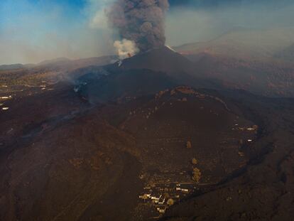 Vista aérea del volcán de Cumbre Vieja, el viernes, con algunas viviendas junto a la colada de lava en Las Manchas, en El Paso.