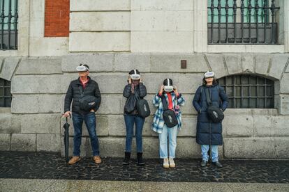 Turistas durante el recorrido 'Madrid Histrico' de Imageen, en la fachada de la Real Casa de Correos, este lunes.